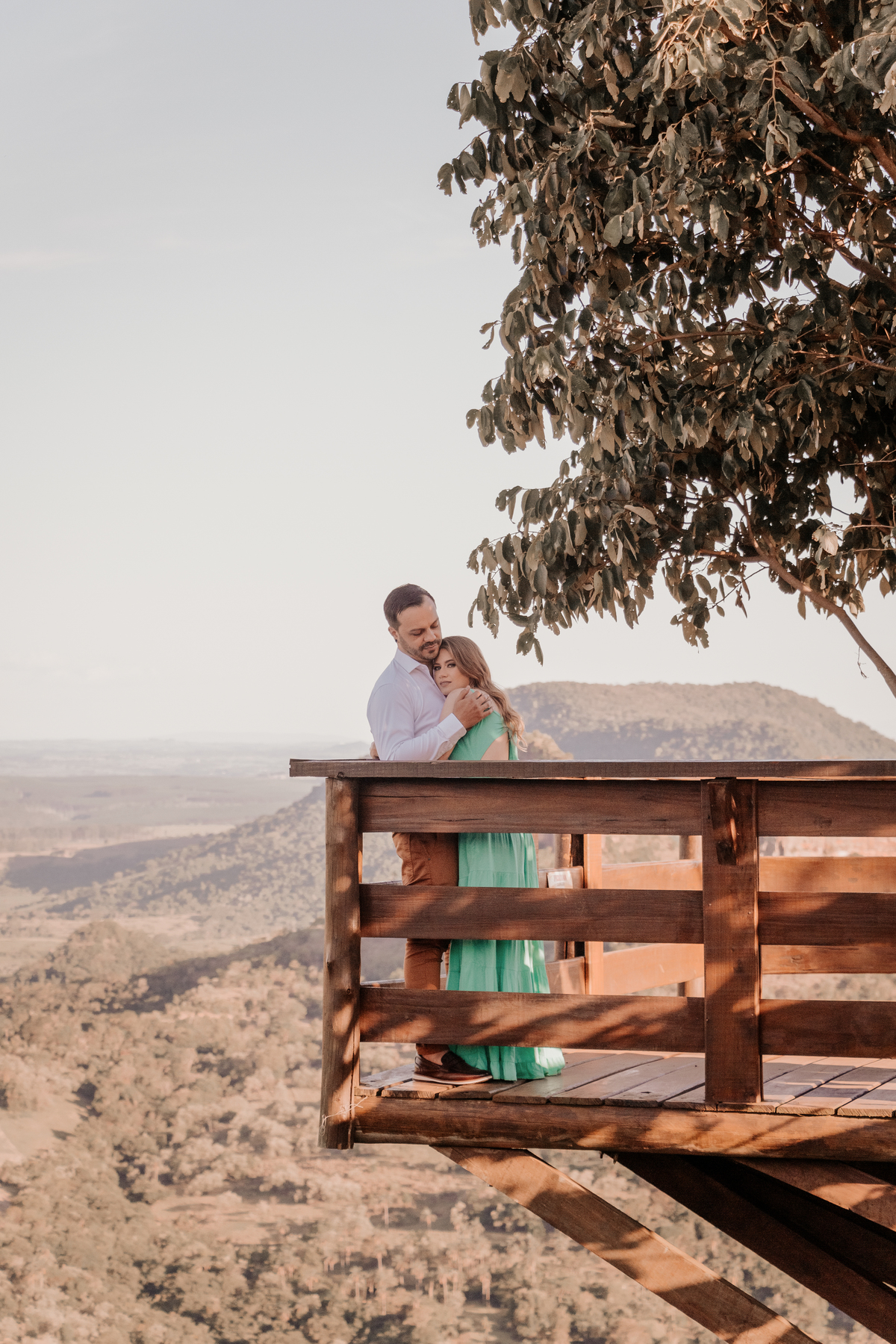ensaio fotografico realizado pela fotógrafa Thais augusto fotografia, fotógrafa de casamento e casais especialista em fotos naturais e espontâneas com direcionamento sorrisos sinceros e verdadeiros cheio de amor, feito na pedra do indio em botucatu sp