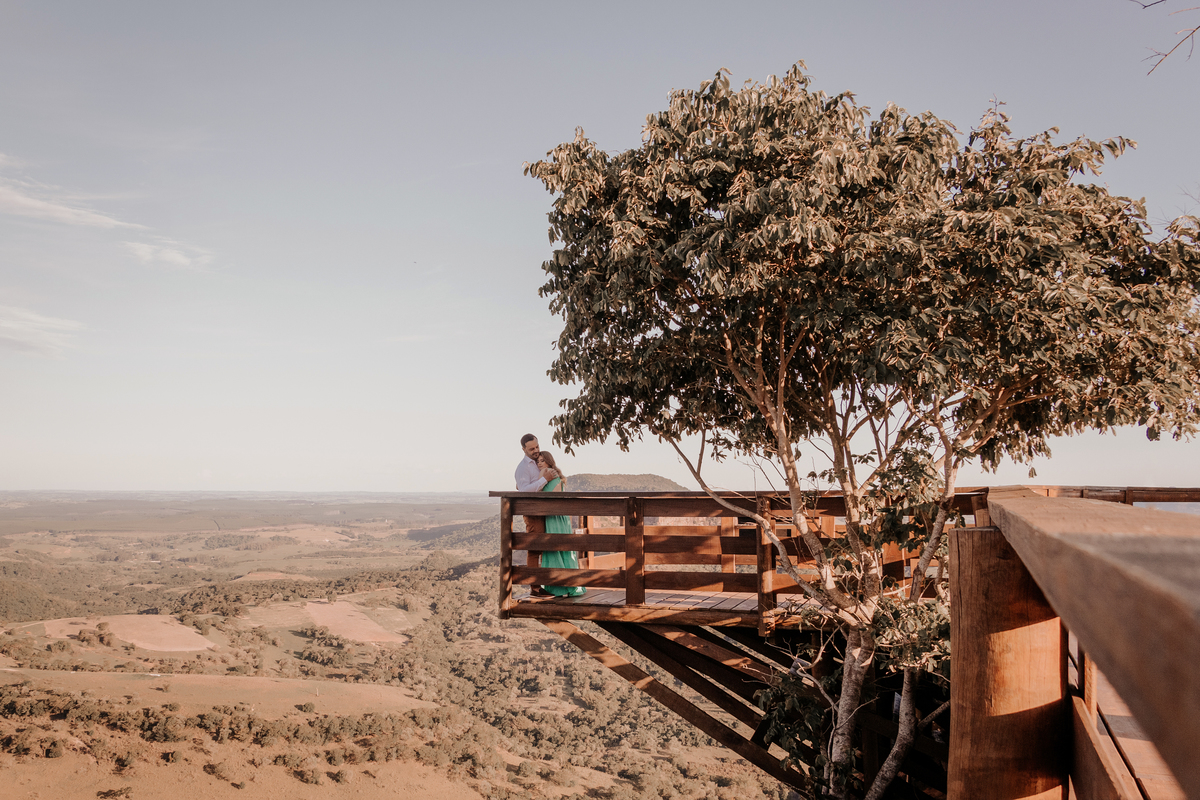 ensaio fotografico realizado pela fotógrafa Thais augusto fotografia, fotógrafa de casamento e casais especialista em fotos naturais e espontâneas com direcionamento sorrisos sinceros e verdadeiros cheio de amor, feito na pedra do indio em botucatu sp
