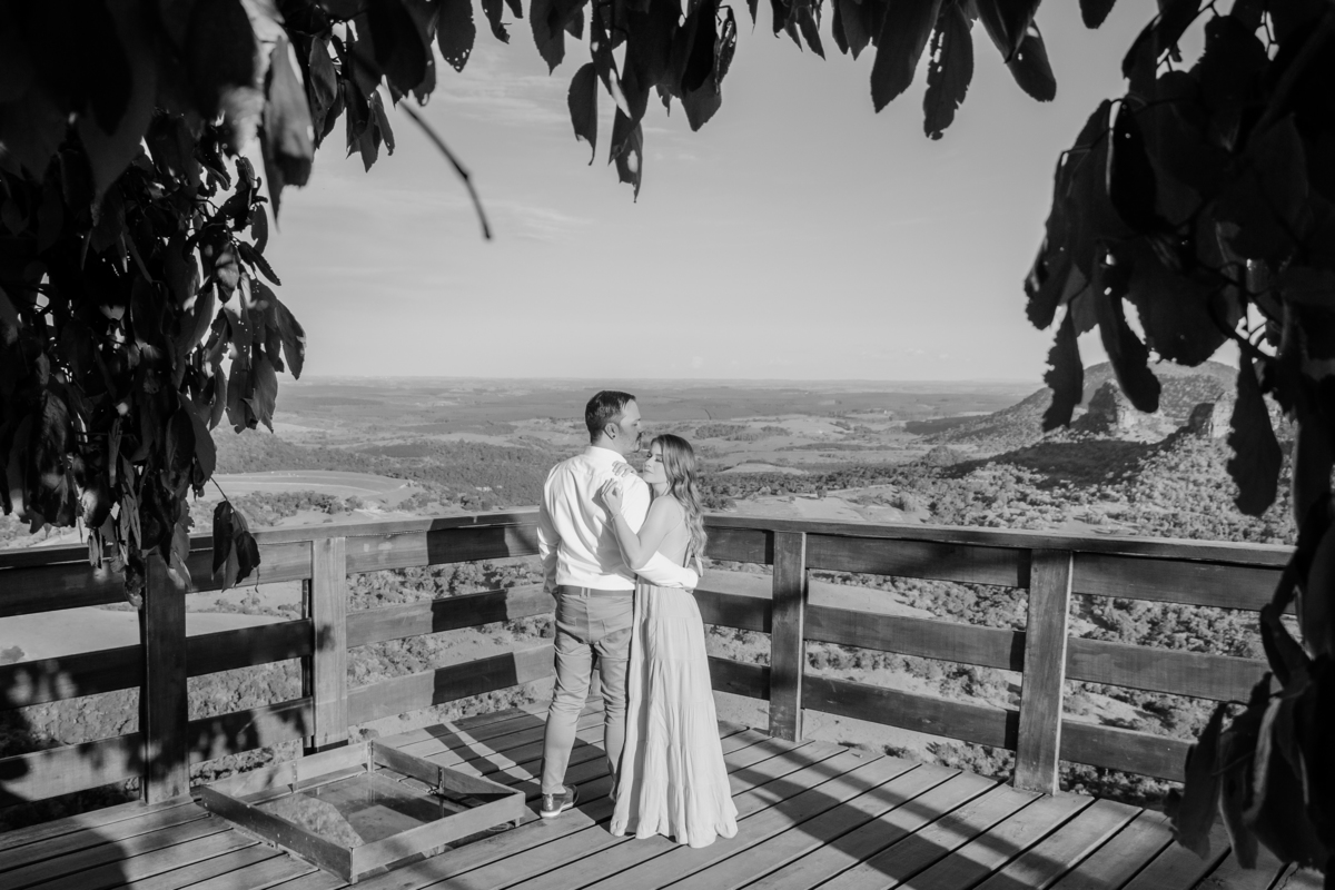 ensaio fotografico realizado pela fotógrafa Thais augusto fotografia, fotógrafa de casamento e casais especialista em fotos naturais e espontâneas com direcionamento sorrisos sinceros e verdadeiros cheio de amor, feito na pedra do indio em botucatu sp