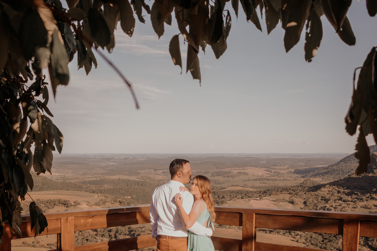 ensaio fotografico realizado pela fotógrafa Thais augusto fotografia, fotógrafa de casamento e casais especialista em fotos naturais e espontâneas com direcionamento sorrisos sinceros e verdadeiros cheio de amor, feito na pedra do indio em botucatu sp