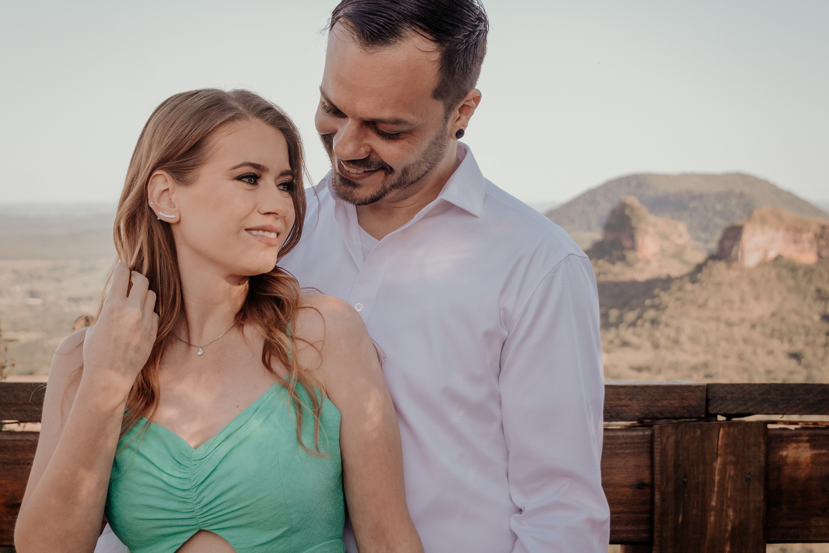 ensaio fotografico realizado pela fotógrafa Thais augusto fotografia, fotógrafa de casamento e casais especialista em fotos naturais e espontâneas com direcionamento sorrisos sinceros e verdadeiros cheio de amor, feito na pedra do indio em botucatu sp