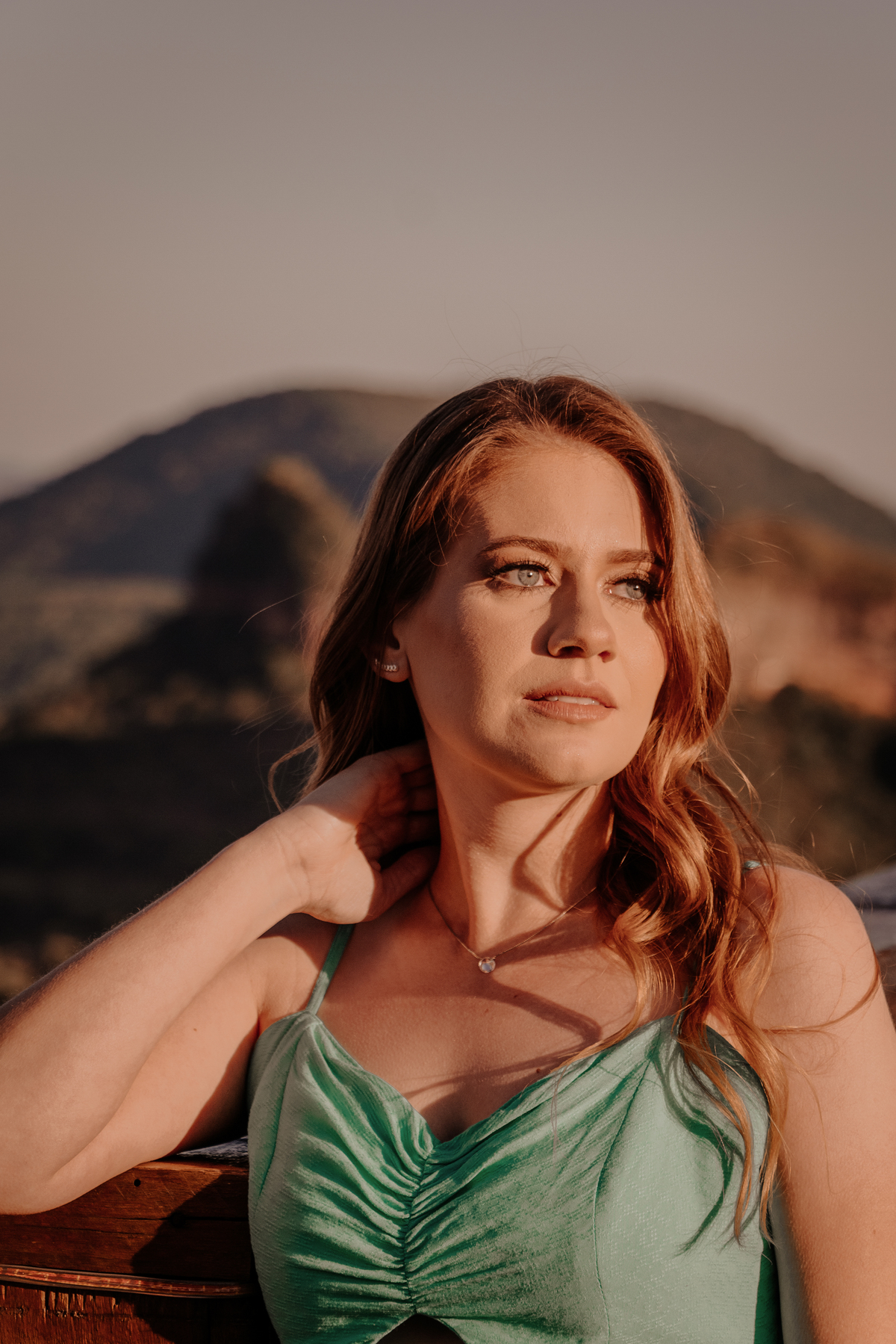 ensaio fotografico realizado pela fotógrafa Thais augusto fotografia, fotógrafa de casamento e casais especialista em fotos naturais e espontâneas com direcionamento sorrisos sinceros e verdadeiros cheio de amor, feito na pedra do indio em botucatu sp