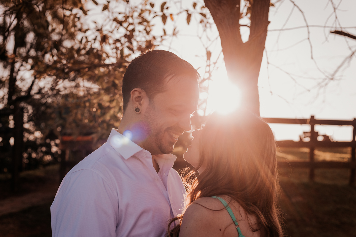 ensaio fotografico realizado pela fotógrafa Thais augusto fotografia, fotógrafa de casamento e casais especialista em fotos naturais e espontâneas com direcionamento sorrisos sinceros e verdadeiros cheio de amor, feito na pedra do indio em botucatu sp