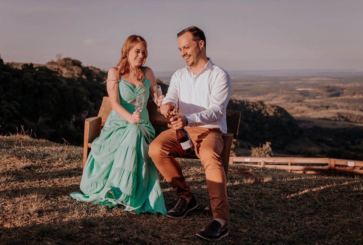 ensaio fotografico realizado pela fotógrafa Thais augusto fotografia, fotógrafa de casamento e casais especialista em fotos naturais e espontâneas com direcionamento sorrisos sinceros e verdadeiros cheio de amor, feito na pedra do indio em botucatu brinde