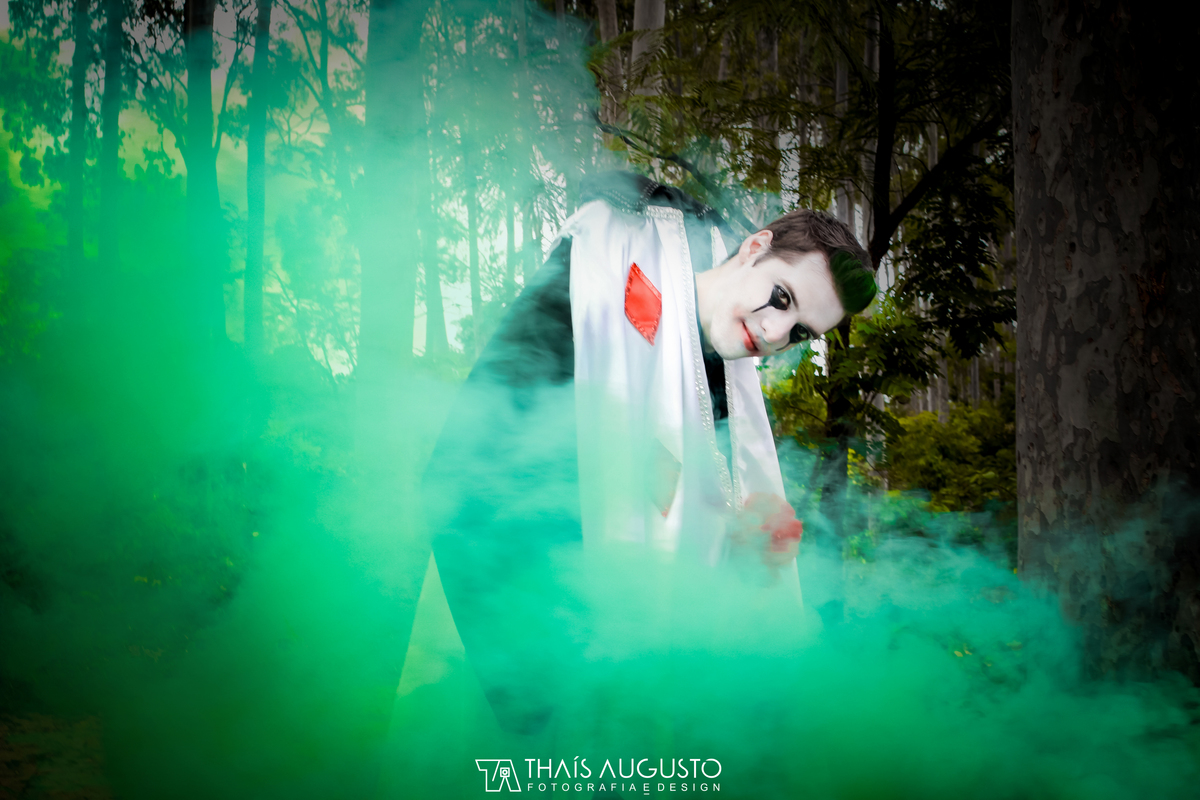 Ensaio de namorado em Bauru-SP - pré-casamento em bauru-sp ensaio carnavalesco com fumaça verde. casal descontraído interagindo no estilo carnaval tchay & thiago fotografia de pré-wedding temático - thais augusto fotografia