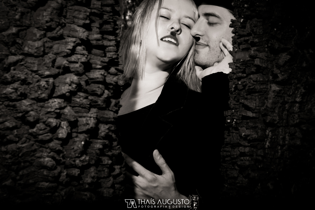 Ensaio de namorado em Bauru-SP - pré-casamento em bauru-sp ensaio carnavalesco. casal descontraído interagindo no estilo carnaval tchay & thiago fotografia de pré-wedding temático - thais augusto fotografia