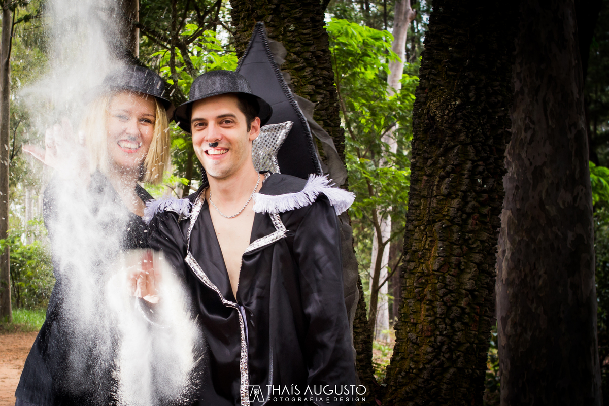 Ensaio de namorado em Bauru-SP - pré-casamento em bauru-sp ensaio carnavalesco. casal descontraído interagindo no estilo carnaval tchay & thiago fotografia de pré-wedding temático - thais augusto fotografia make de carnaval e po branco