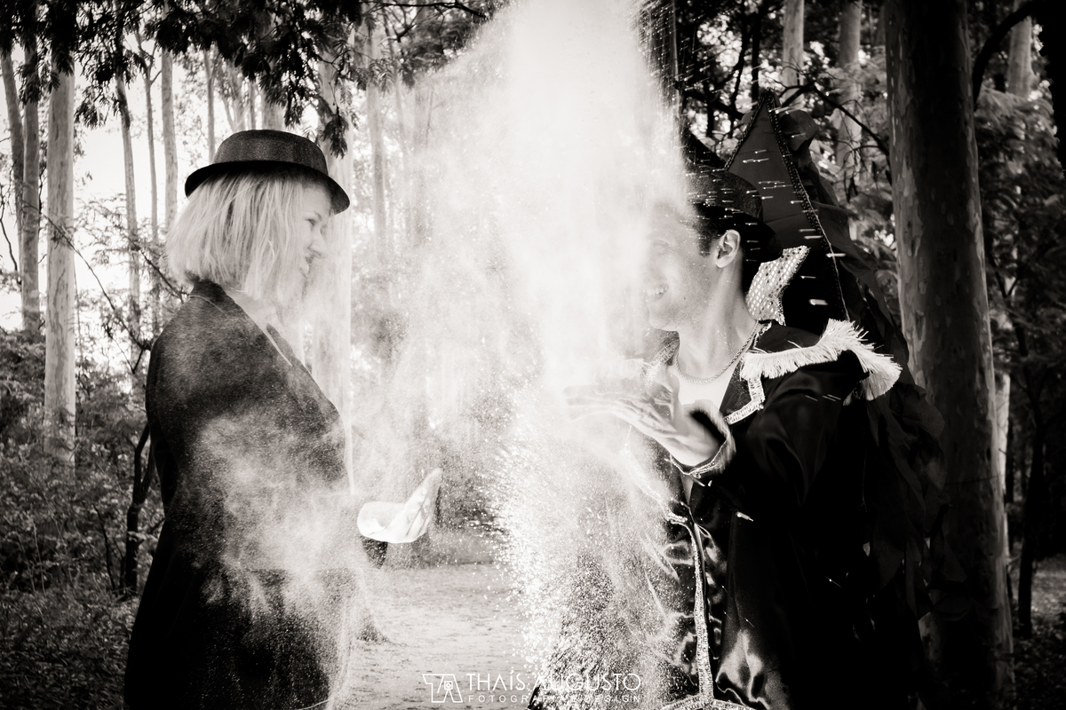Ensaio de namorado em Bauru-SP - pré-casamento em bauru-sp ensaio carnavalesco foto com farinha. casal descontraído interagindo no estilo carnaval tchay & thiago fotografia de pré-wedding temático - thais augusto fotografia