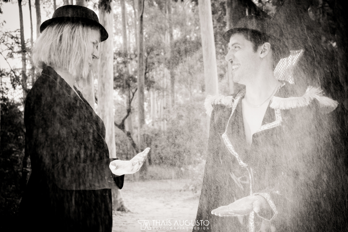 Ensaio de namorado em Bauru-SP - pré-casamento em bauru-sp ensaio carnavalesco. casal descontraído interagindo no estilo carnaval com pó branco fotografia de pré-wedding temático - thais augusto fotografia