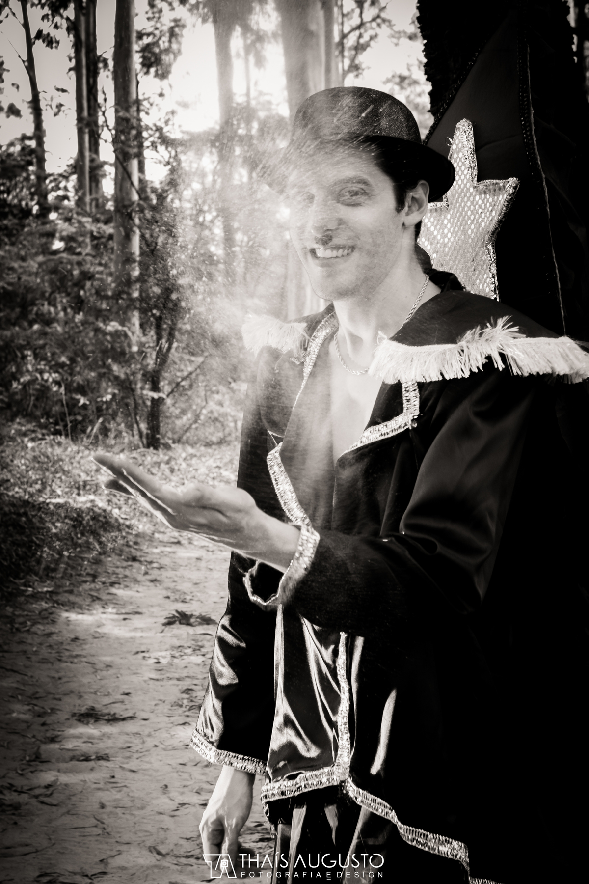 Ensaio de namorado em Bauru-SP - pré-casamento em bauru-sp ensaio carnavalesco. casal descontraído interagindo no estilo carnaval foto com pó branco tchay & thiago fotografia de pré-wedding temático - thais augusto fotografia