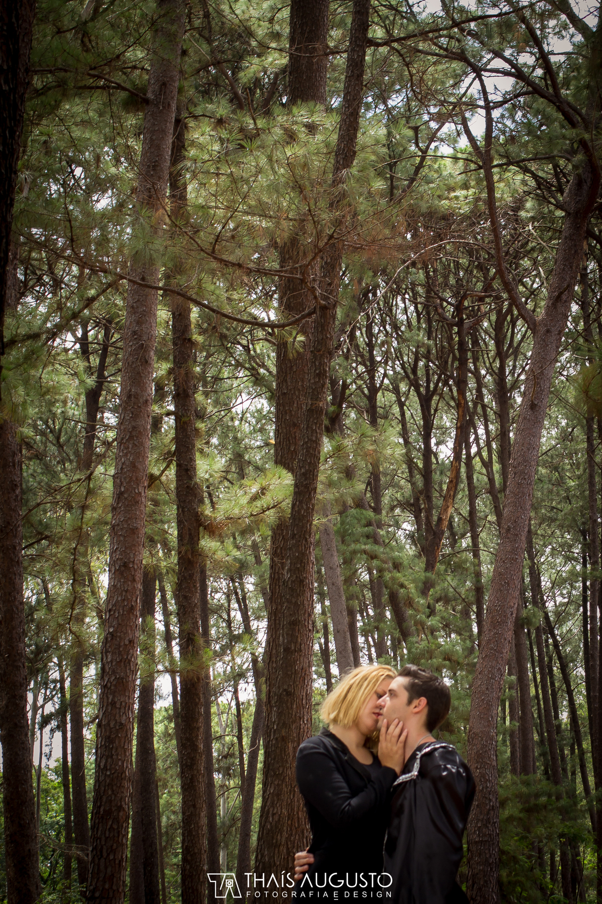 Ensaio de namorado em Bauru-SP - pré-casamento em bauru-sp ensaio carnavalesco. casal descontraído interagindo no estilo carnaval tchay & thiago fotografia de pré-wedding temático - thais augusto fotografia