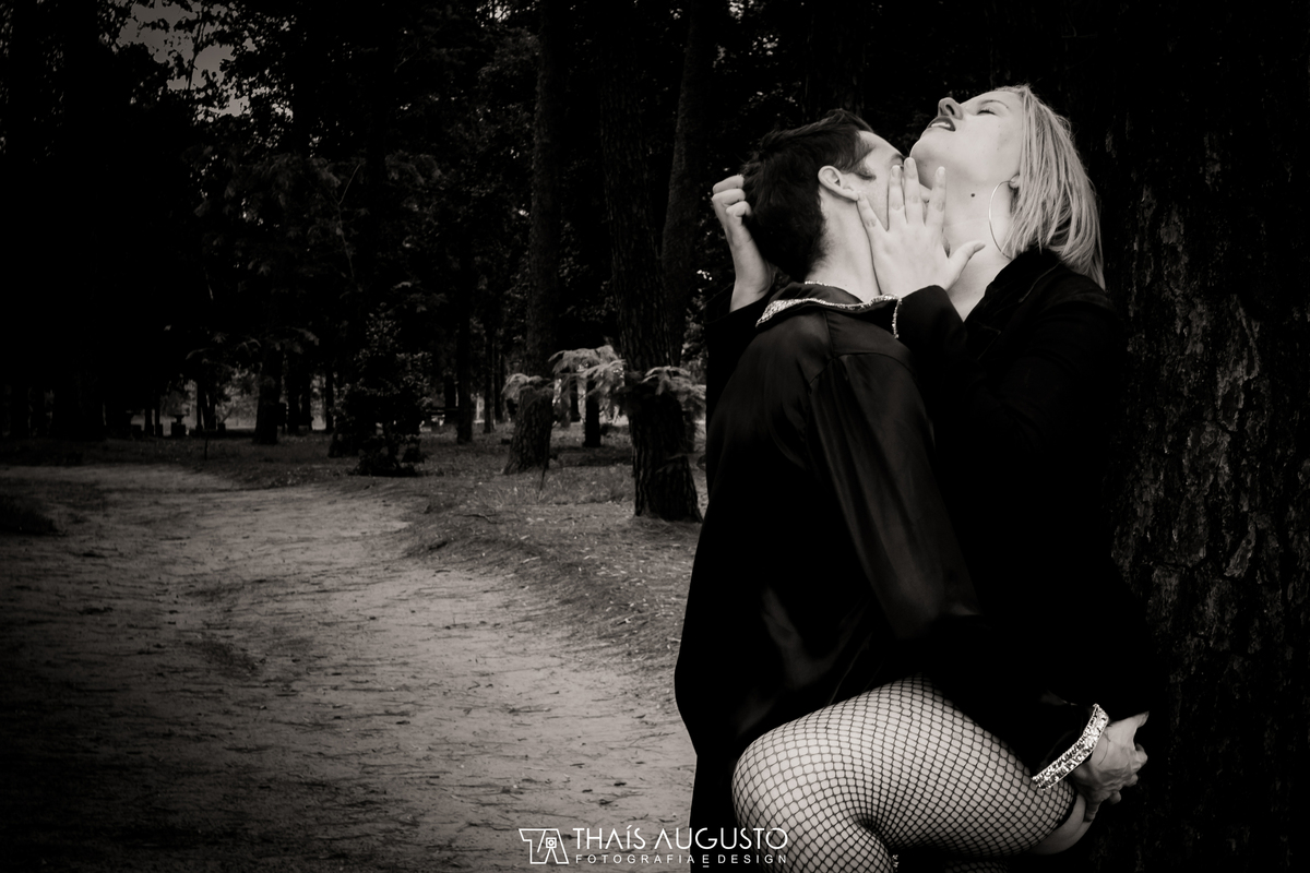 Ensaio de namorado em Bauru-SP - pré-casamento em bauru-sp ensaio carnavalesco. casal descontraído interagindo no estilo carnaval tchay & thiago fotografia de pré-wedding temático - thais augusto fotografia ensaio sensual de carnaval para casais