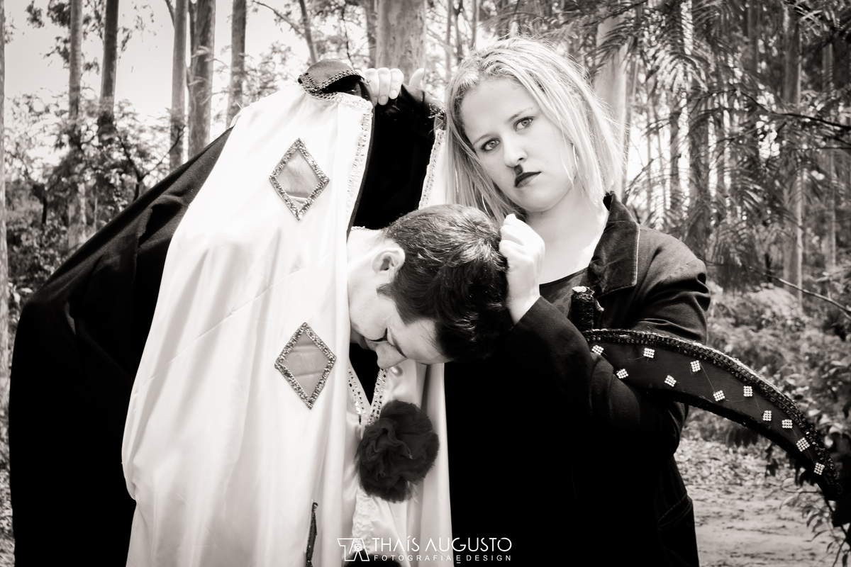 Ensaio de namorado em Bauru-SP - pré-casamento em bauru-sp ensaio carnavalesco. casal descontraído interagindo no estilo carnaval tchay & thiago fotografia de pré-wedding temático - thais augusto fotografia