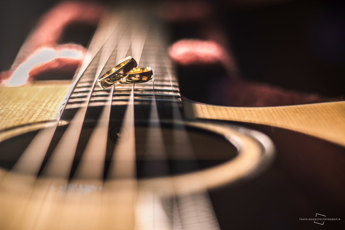 casamento realizado na cidade de monte azul paulista.sp noivos Indira & Tiago casal músico ensaio fotográfico de músico com instrumentos musicais super romantico fotos espontâneas e criativas em Bauru fotógrafa Thais Augusto Fotografia, fotos de casamento