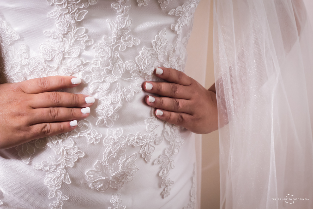casamento realizado na cidade de monte azul paulista.sp noivos Indira & Tiago casal músico ensaio fotográfico de músico com instrumentos musicais super romantico fotos espontâneas e criativas em Bauru fotógrafa Thais Augusto Fotografia, fotos de casamento
