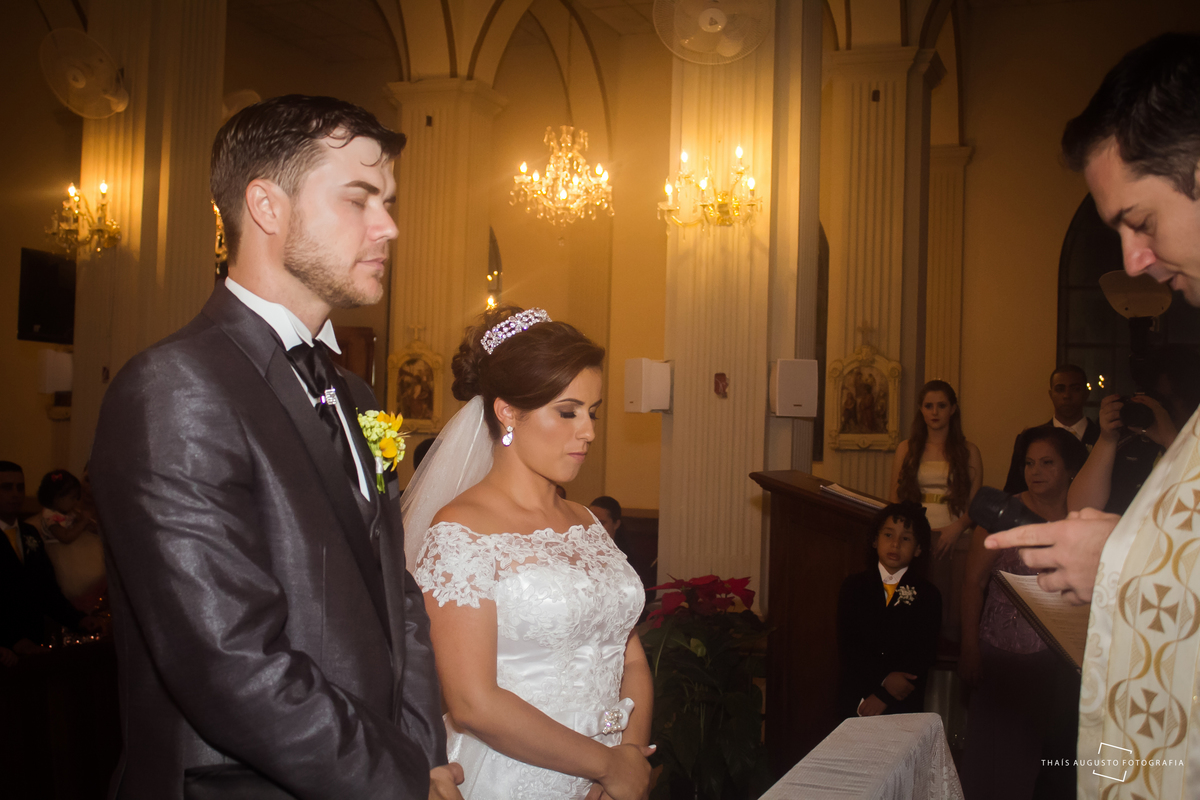 casamento realizado na cidade de monte azul paulista.sp noivos Indira & Tiago casal músico ensaio fotográfico de músico com instrumentos musicais super romantico fotos espontâneas e criativas em Bauru fotógrafa Thais Augusto Fotografia, fotos de casamento