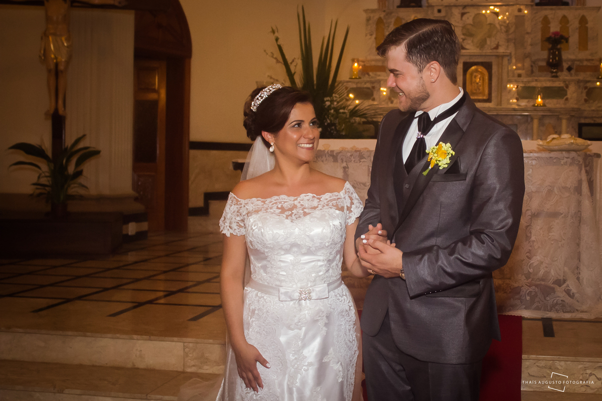 casamento realizado na cidade de monte azul paulista.sp noivos Indira & Tiago casal músico ensaio fotográfico de músico com instrumentos musicais super romantico fotos espontâneas e criativas em Bauru fotógrafa Thais Augusto Fotografia, fotos de casamento