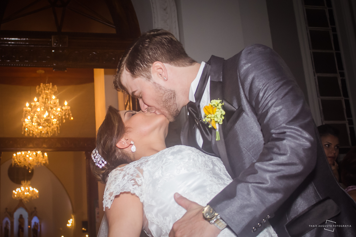 casamento realizado na cidade de monte azul paulista.sp noivos Indira & Tiago casal músico ensaio fotográfico de músico com instrumentos musicais super romantico fotos espontâneas e criativas em Bauru fotógrafa Thais Augusto Fotografia, fotos de casamento