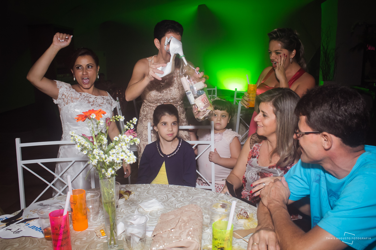 casamento realizado na cidade de monte azul paulista.sp noivos Indira & Tiago casal músico ensaio fotográfico de músico com instrumentos musicais super romantico fotos espontâneas e criativas em Bauru fotógrafa Thais Augusto Fotografia, fotos de casamento