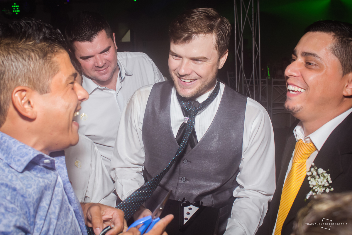 casamento realizado na cidade de monte azul paulista.sp noivos Indira & Tiago casal músico ensaio fotográfico de músico com instrumentos musicais super romantico fotos espontâneas e criativas em Bauru fotógrafa Thais Augusto Fotografia, fotos de casamento