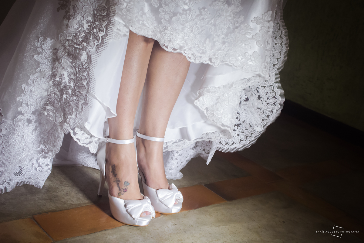 casamento realizado na cidade de monte azul paulista.sp noivos Indira & Tiago casal músico ensaio fotográfico de músico com instrumentos musicais super romantico fotos espontâneas e criativas em Bauru fotógrafa Thais Augusto Fotografia, fotos de casamento