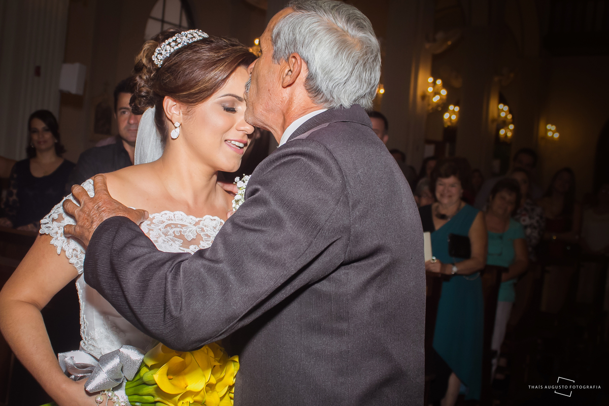 casamento realizado na cidade de monte azul paulista.sp noivos Indira & Tiago casal músico ensaio fotográfico de músico com instrumentos musicais super romantico fotos espontâneas e criativas em Bauru fotógrafa Thais Augusto Fotografia, fotos de casamento