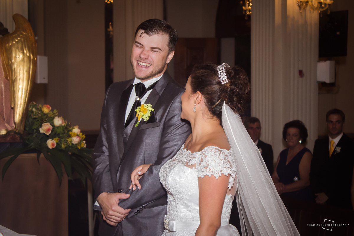 casamento realizado na cidade de monte azul paulista.sp noivos Indira & Tiago casal músico ensaio fotográfico de músico com instrumentos musicais super romantico fotos espontâneas e criativas em Bauru fotógrafa Thais Augusto Fotografia, fotos de casamento