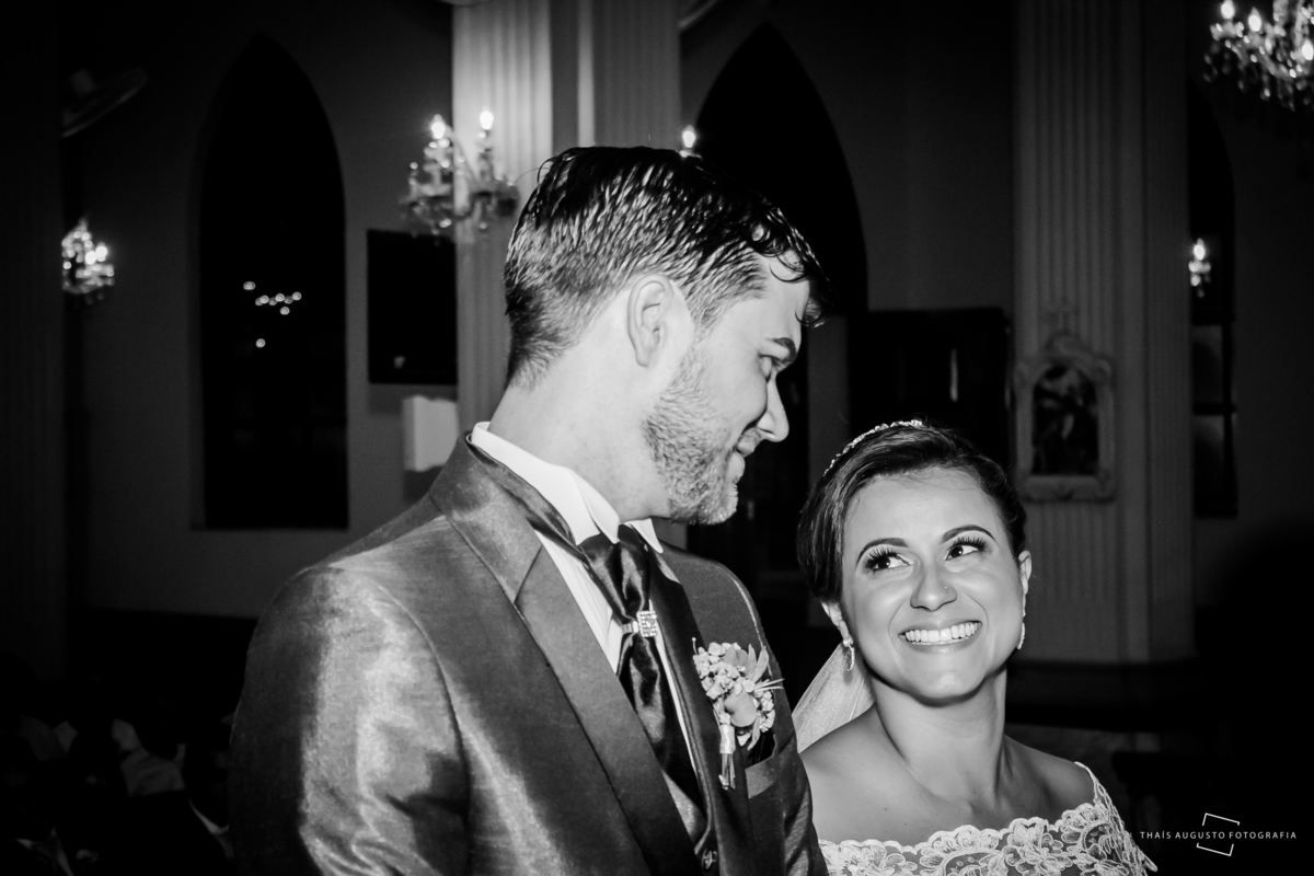 casamento realizado na cidade de monte azul paulista.sp noivos Indira & Tiago casal músico ensaio fotográfico de músico com instrumentos musicais super romantico fotos espontâneas e criativas em Bauru fotógrafa Thais Augusto Fotografia, fotos de casamento