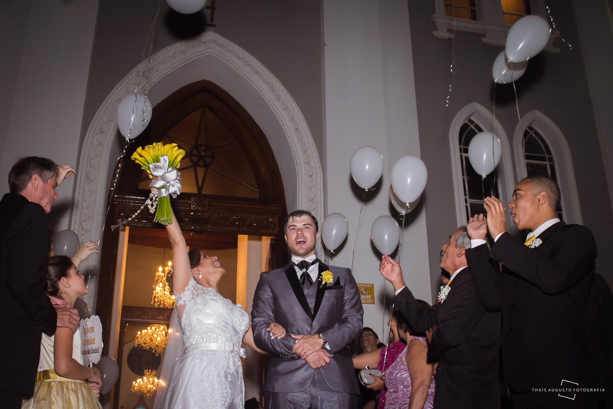 casamento realizado na cidade de monte azul paulista.sp noivos Indira & Tiago casal músico ensaio fotográfico de músico com instrumentos musicais super romantico fotos espontâneas e criativas em Bauru fotógrafa Thais Augusto Fotografia, fotos de casamento