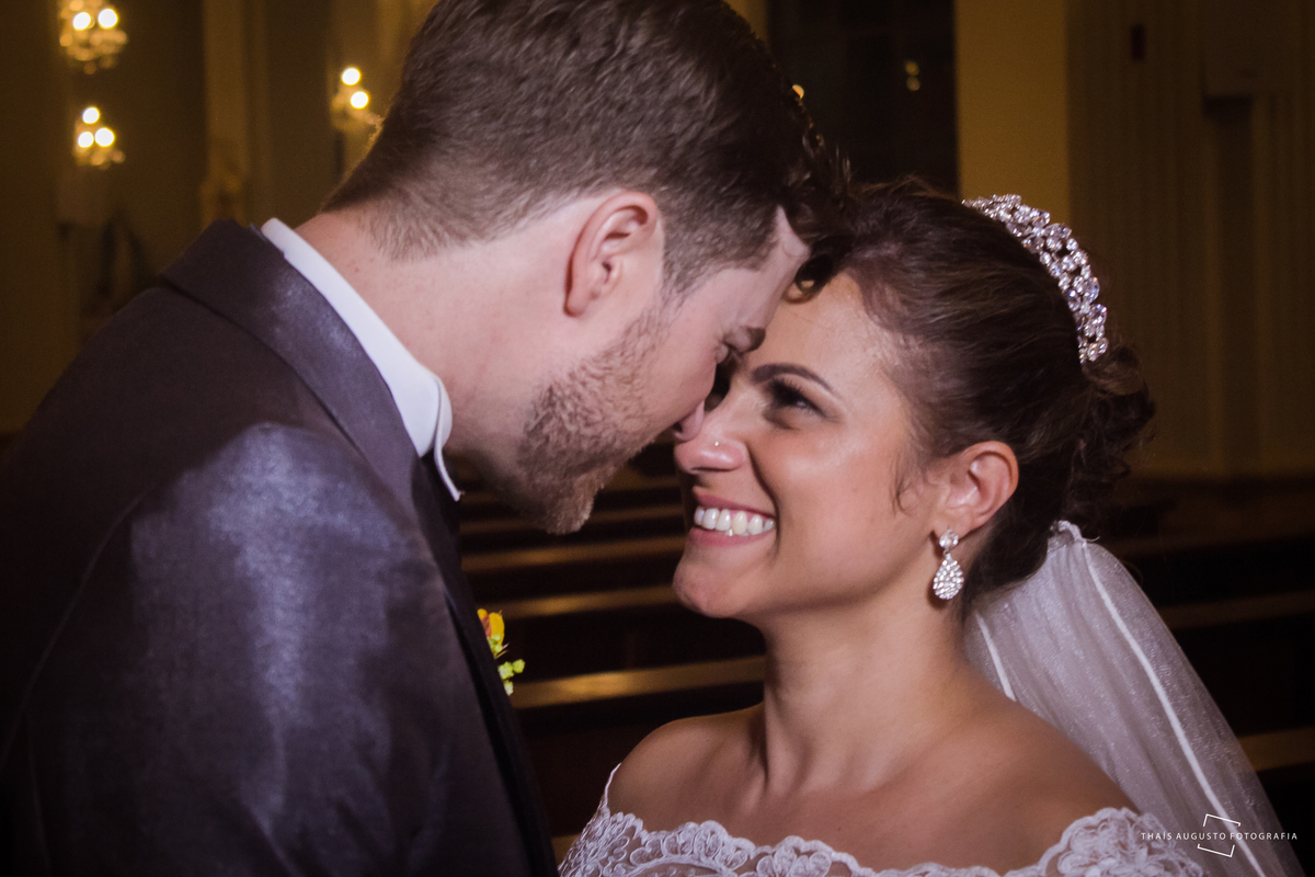 casamento realizado na cidade de monte azul paulista.sp noivos Indira & Tiago casal músico ensaio fotográfico de músico com instrumentos musicais super romantico fotos espontâneas e criativas em Bauru fotógrafa Thais Augusto Fotografia, fotos de casamento