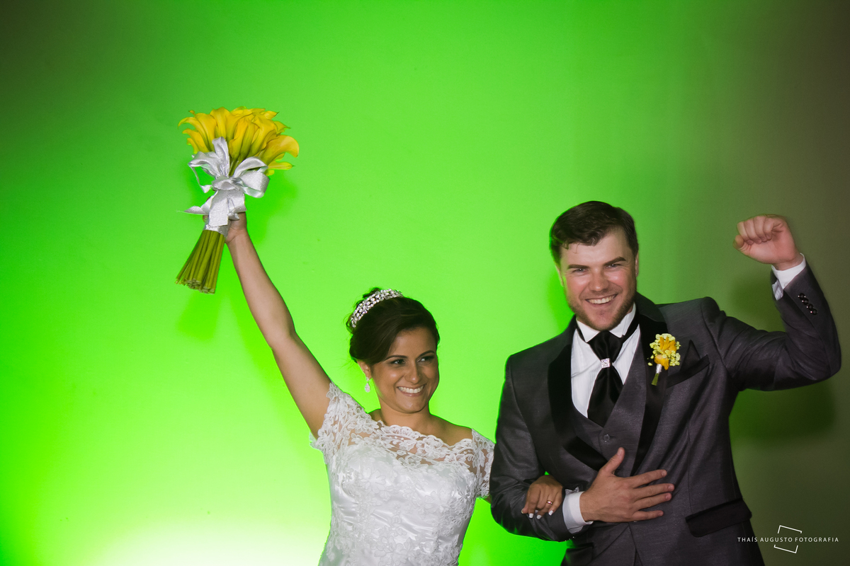 casamento realizado na cidade de monte azul paulista.sp noivos Indira & Tiago casal músico ensaio fotográfico de músico com instrumentos musicais super romantico fotos espontâneas e criativas em Bauru fotógrafa Thais Augusto Fotografia, fotos de casamento