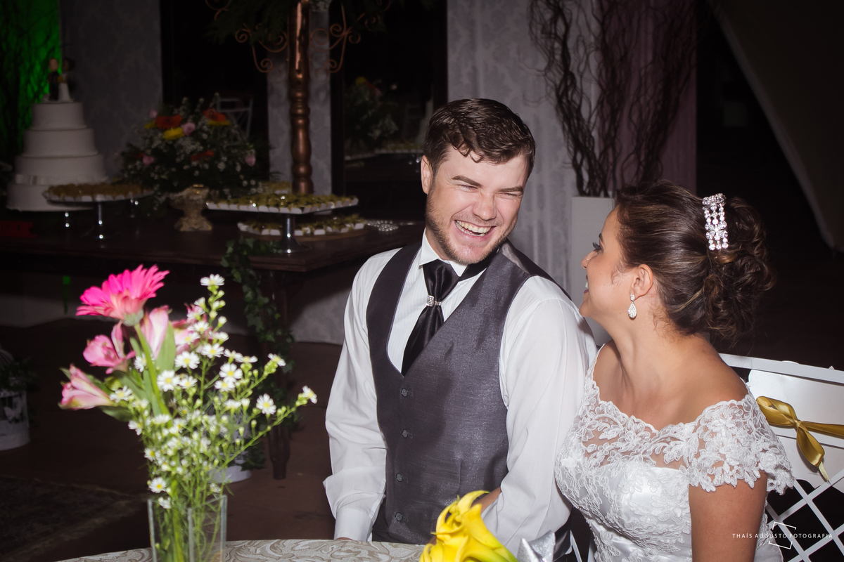 casamento realizado na cidade de monte azul paulista.sp noivos Indira & Tiago casal músico ensaio fotográfico de músico com instrumentos musicais super romantico fotos espontâneas e criativas em Bauru fotógrafa Thais Augusto Fotografia, fotos de casamento