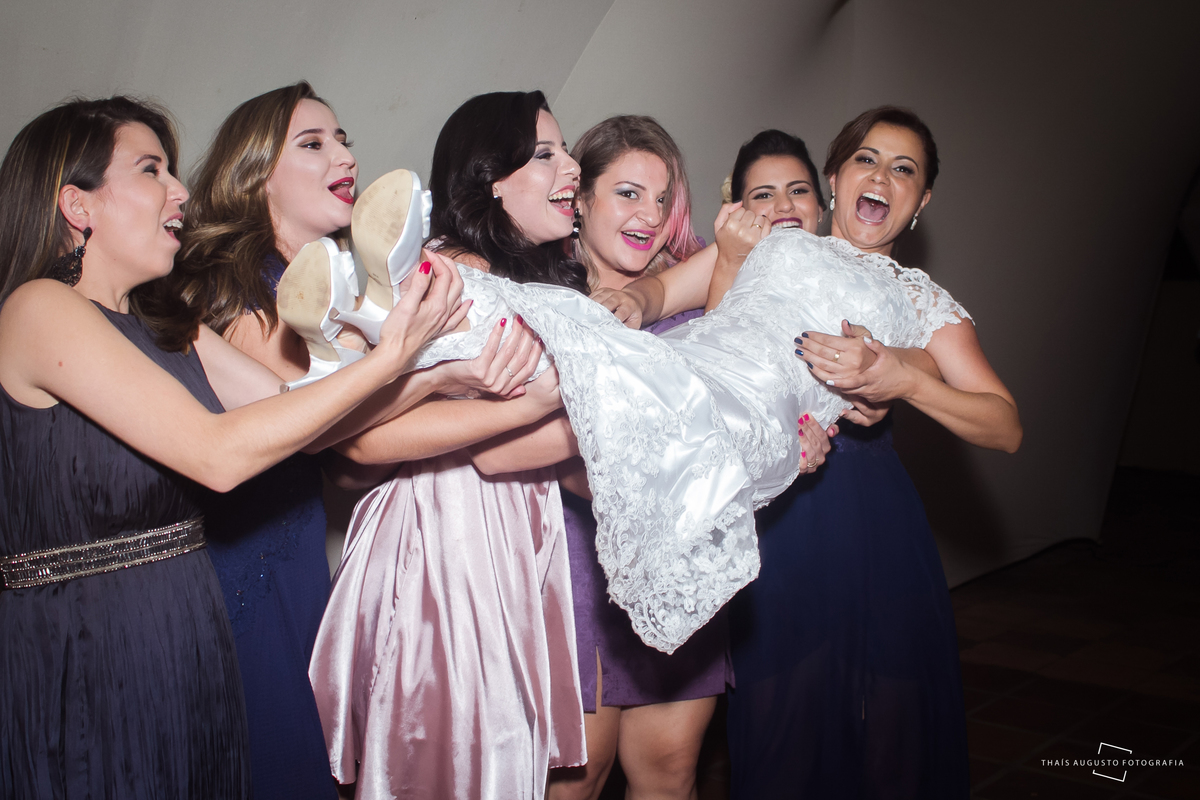 casamento realizado na cidade de monte azul paulista.sp noivos Indira & Tiago casal músico ensaio fotográfico de músico com instrumentos musicais super romantico fotos espontâneas e criativas em Bauru fotógrafa Thais Augusto Fotografia, fotos de casamento