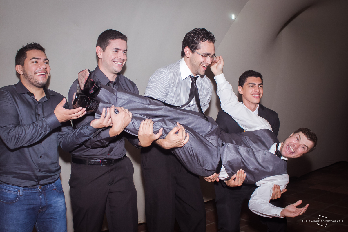 casamento realizado na cidade de monte azul paulista.sp noivos Indira & Tiago casal músico ensaio fotográfico de músico com instrumentos musicais super romantico fotos espontâneas e criativas em Bauru fotógrafa Thais Augusto Fotografia, fotos de casamento