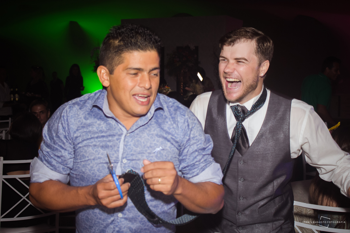 casamento realizado na cidade de monte azul paulista.sp noivos Indira & Tiago casal músico ensaio fotográfico de músico com instrumentos musicais super romantico fotos espontâneas e criativas em Bauru fotógrafa Thais Augusto Fotografia, fotos de casamento