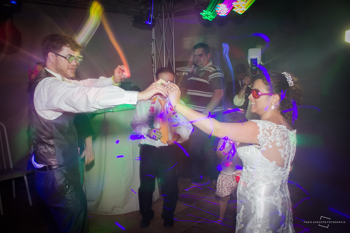 casamento realizado na cidade de monte azul paulista.sp noivos Indira & Tiago casal músico ensaio fotográfico de músico com instrumentos musicais super romantico fotos espontâneas e criativas em Bauru fotógrafa Thais Augusto Fotografia, fotos de casamento