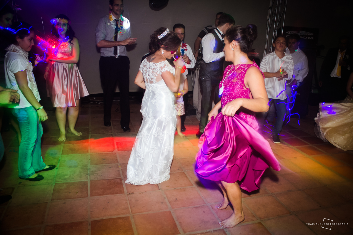 casamento realizado na cidade de monte azul paulista.sp noivos Indira & Tiago casal músico ensaio fotográfico de músico com instrumentos musicais super romantico fotos espontâneas e criativas em Bauru fotógrafa Thais Augusto Fotografia, fotos de casamento
