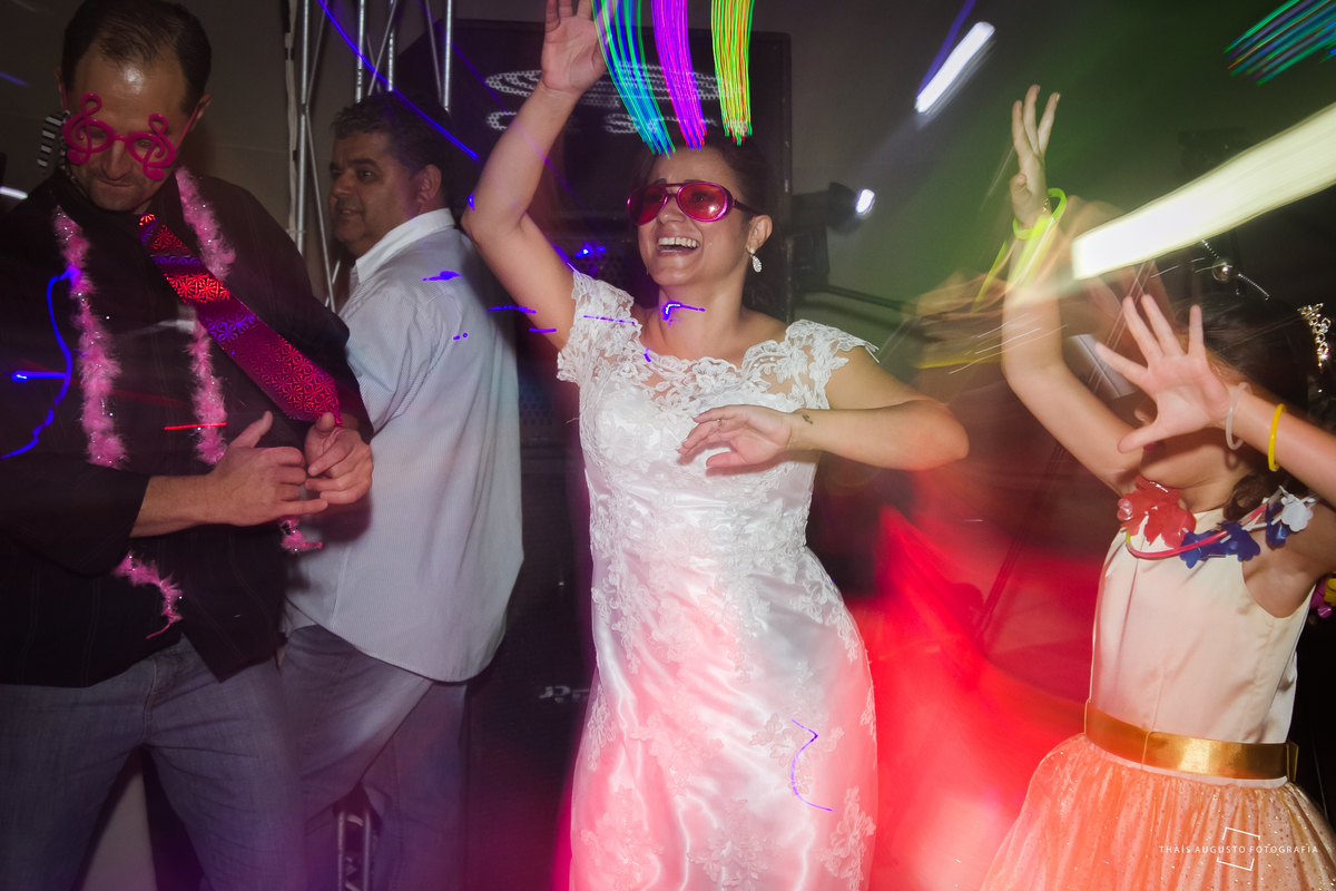 casamento realizado na cidade de monte azul paulista.sp noivos Indira & Tiago casal músico ensaio fotográfico de músico com instrumentos musicais super romantico fotos espontâneas e criativas em Bauru fotógrafa Thais Augusto Fotografia, fotos de casamento