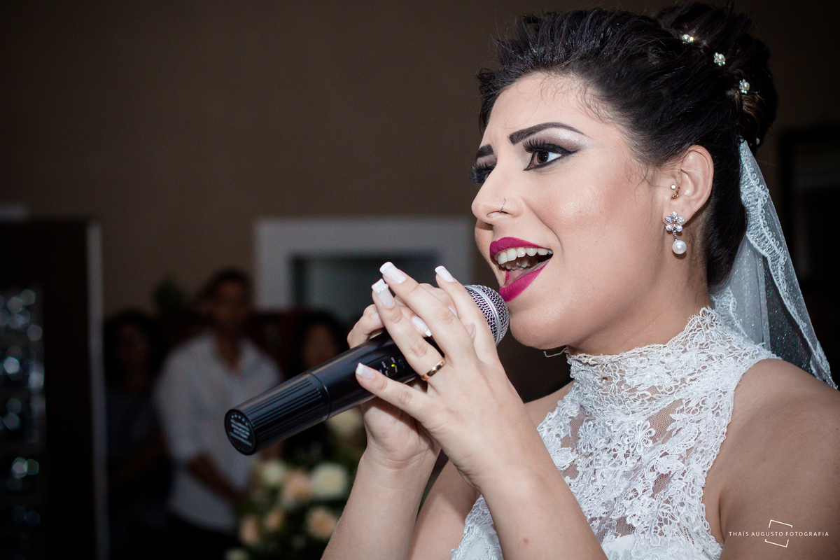 casamento budista em bauru raphaela e milton, fotos espontâneas e criativas salão de festas e cerimonia no Espaço Berbel, casamento japonês, religião budista cheio de amor fotos de Thais Augusto Fotografia de eventos  foto noiva canta na cerimonia