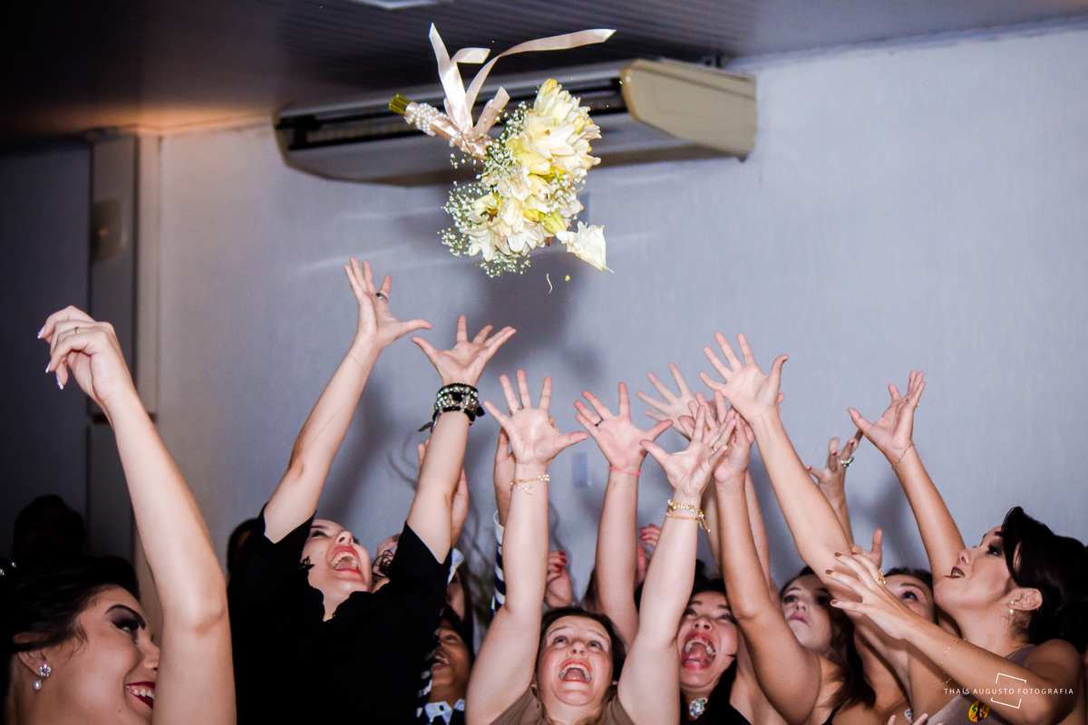 casamento budista em bauru raphaela e milton, fotos espontâneas e criativas salão de festas e cerimonia no Espaço Berbel, casamento japonês, religião budista cheio de amor fotos de Thais Augusto Fotografia de eventos e casamentos foto bouquet noiva