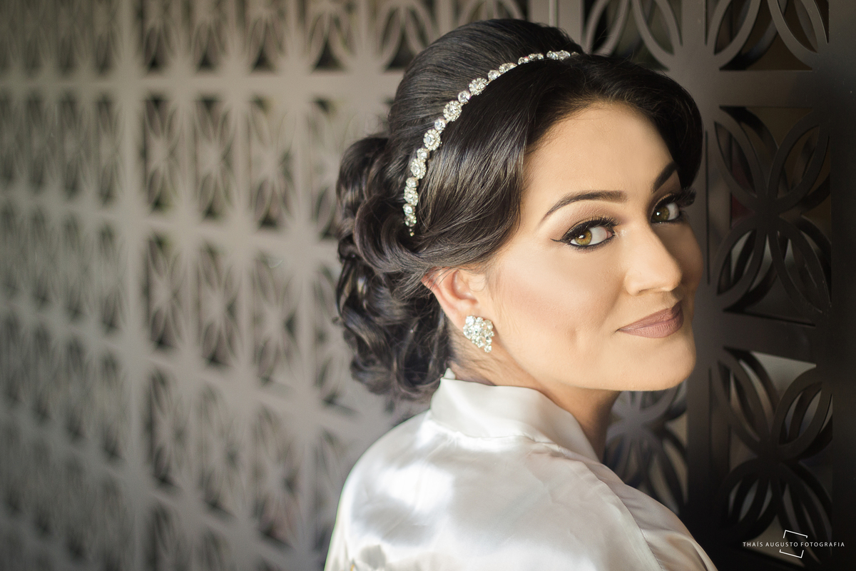 Casamento Bruna & Tiago, maquiagem na mayara morales, wedding na chácara Hermon em Bauru.SP - Fotos Thais Augusto Fotografia, fotógrafa em Bauru.SP, fotos espontâneas lindas e criativas, por do sol com limousine Bauru, noivo tocando violino