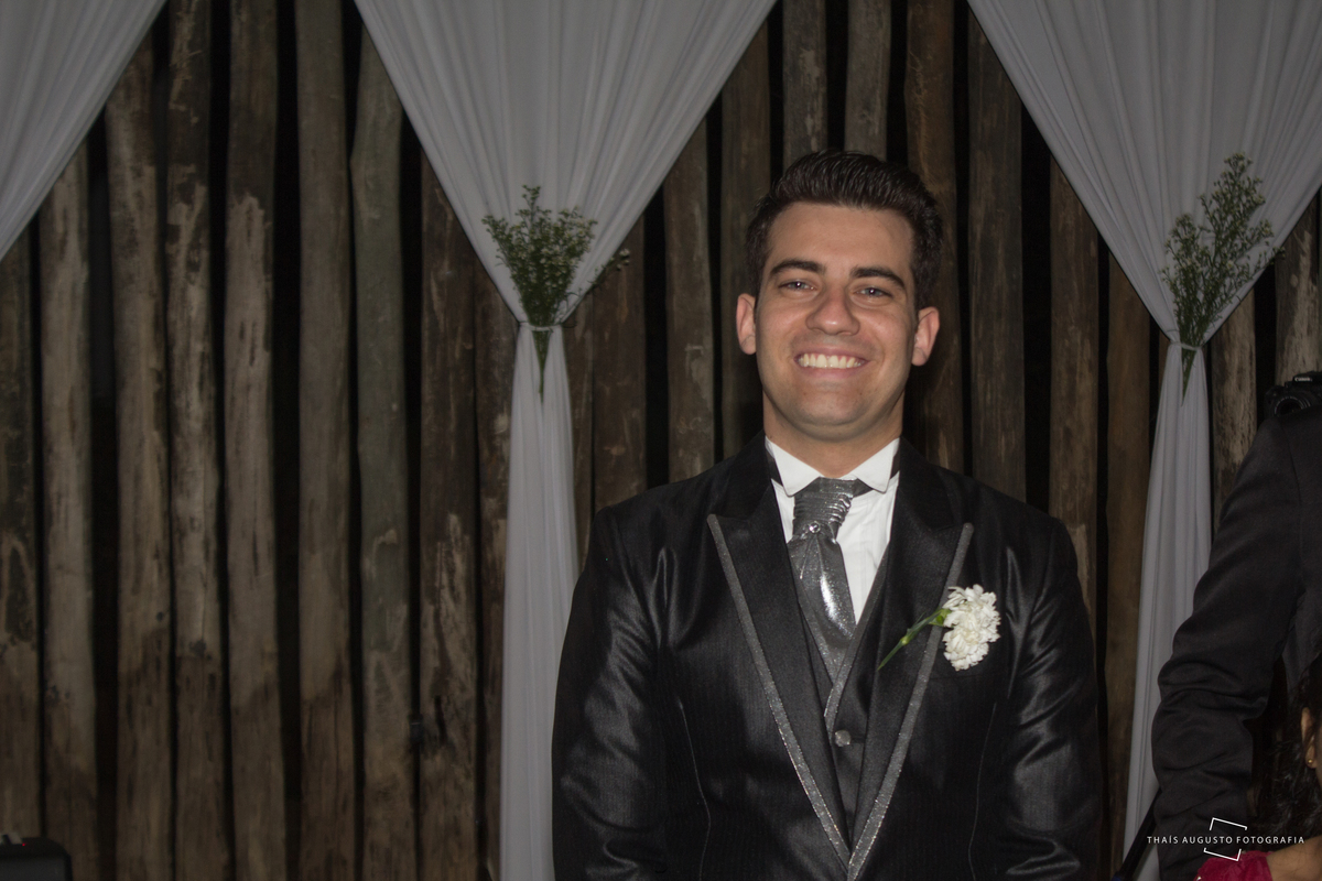 Casamento Bruna & Tiago, maquiagem na mayara morales, wedding na chácara Hermon em Bauru.SP - Fotos Thais Augusto Fotografia, fotógrafa em Bauru.SP, fotos espontâneas lindas e criativas, por do sol com limousine Bauru, noivo tocando violino