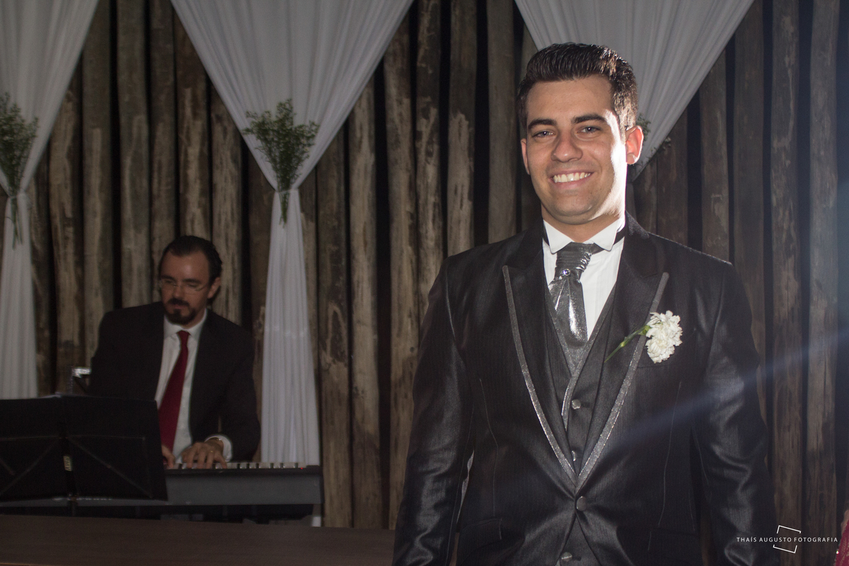 Casamento Bruna & Tiago, maquiagem na mayara morales, wedding na chácara Hermon em Bauru.SP - Fotos Thais Augusto Fotografia, fotógrafa em Bauru.SP, fotos espontâneas lindas e criativas, por do sol com limousine Bauru, noivo tocando violino