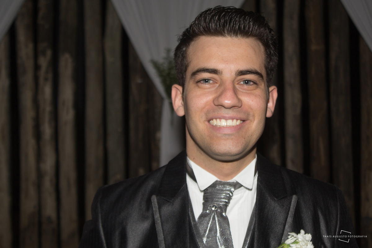 Casamento Bruna & Tiago, maquiagem na mayara morales, wedding na chácara Hermon em Bauru.SP - Fotos Thais Augusto Fotografia, fotógrafa em Bauru.SP, fotos espontâneas lindas e criativas, por do sol com limousine Bauru, noivo tocando violino