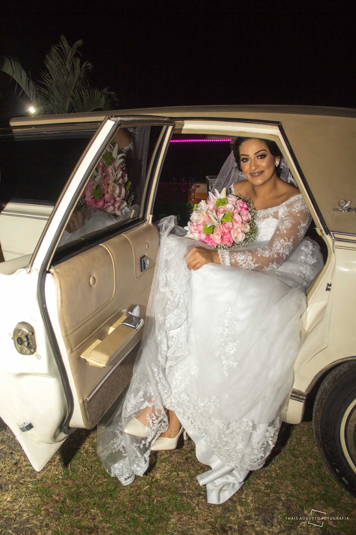 Casamento Bruna & Tiago, maquiagem na mayara morales, wedding na chácara Hermon em Bauru.SP - Fotos Thais Augusto Fotografia, fotógrafa em Bauru.SP, fotos espontâneas lindas e criativas, por do sol com limousine Bauru, noivo tocando violino