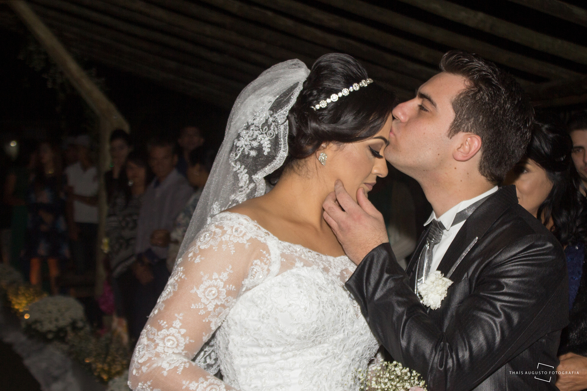 Casamento Bruna & Tiago, maquiagem na mayara morales, wedding na chácara Hermon em Bauru.SP - Fotos Thais Augusto Fotografia, fotógrafa em Bauru.SP, fotos espontâneas lindas e criativas, por do sol com limousine Bauru, noivo tocando violino