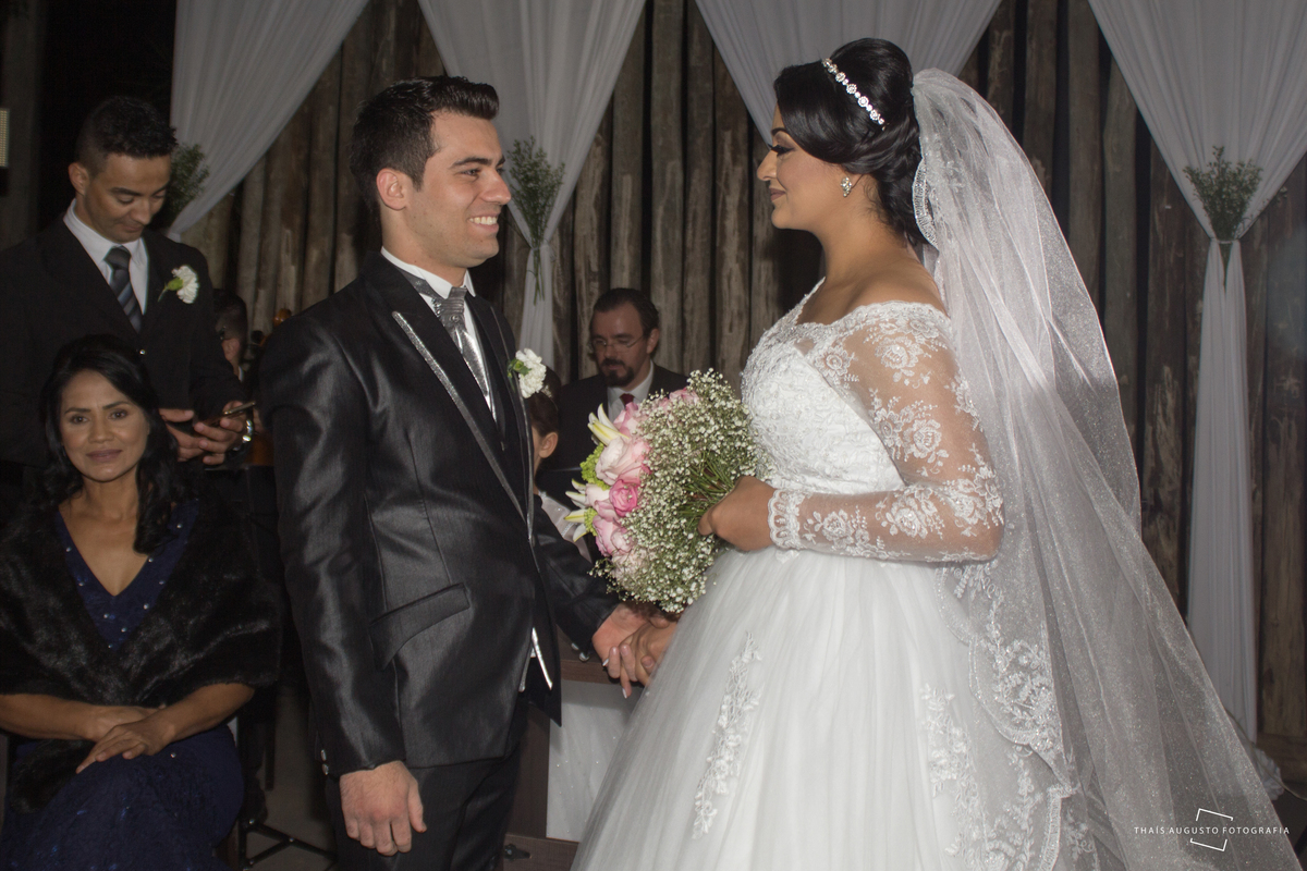 Casamento Bruna & Tiago, maquiagem na mayara morales, wedding na chácara Hermon em Bauru.SP - Fotos Thais Augusto Fotografia, fotógrafa em Bauru.SP, fotos espontâneas lindas e criativas, por do sol com limousine Bauru, noivo tocando violino