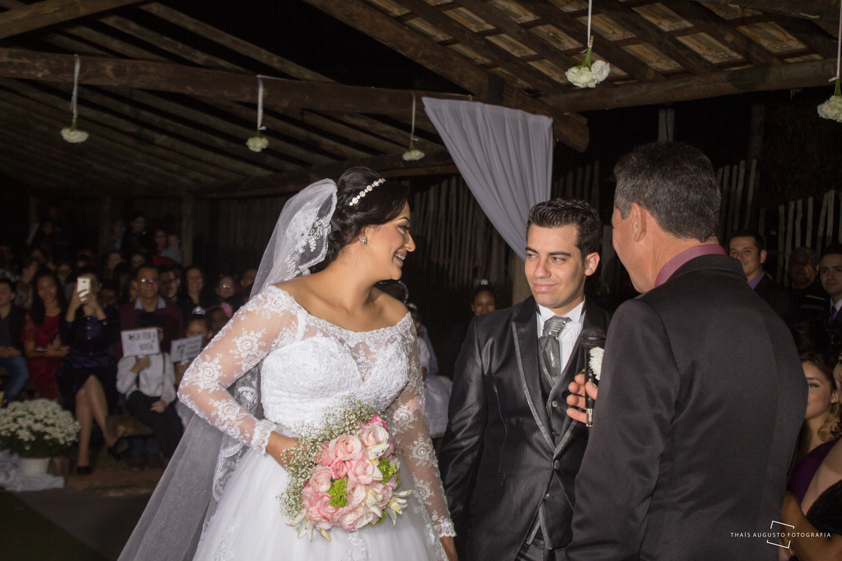 Casamento Bruna & Tiago, maquiagem na mayara morales, wedding na chácara Hermon em Bauru.SP - Fotos Thais Augusto Fotografia, fotógrafa em Bauru.SP, fotos espontâneas lindas e criativas, por do sol com limousine Bauru, noivo tocando violino