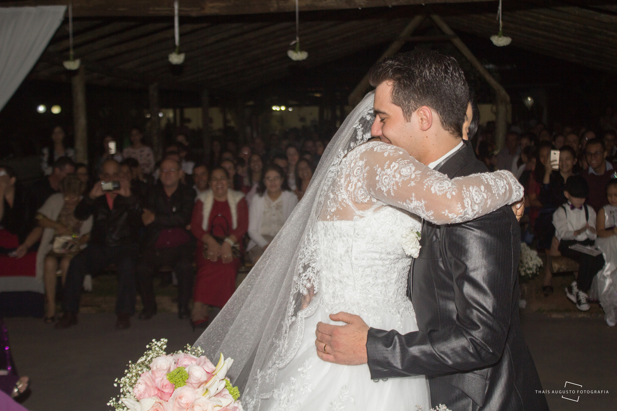 Casamento Bruna & Tiago, maquiagem na mayara morales, wedding na chácara Hermon em Bauru.SP - Fotos Thais Augusto Fotografia, fotógrafa em Bauru.SP, fotos espontâneas lindas e criativas, por do sol com limousine Bauru, noivo tocando violino