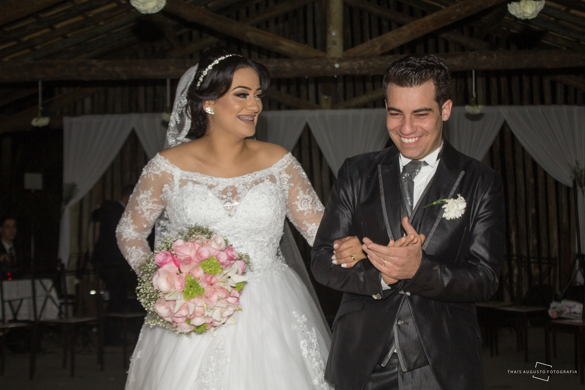 Casamento Bruna & Tiago, maquiagem na mayara morales, wedding na chácara Hermon em Bauru.SP - Fotos Thais Augusto Fotografia, fotógrafa em Bauru.SP, fotos espontâneas lindas e criativas, por do sol com limousine Bauru, noivo tocando violino